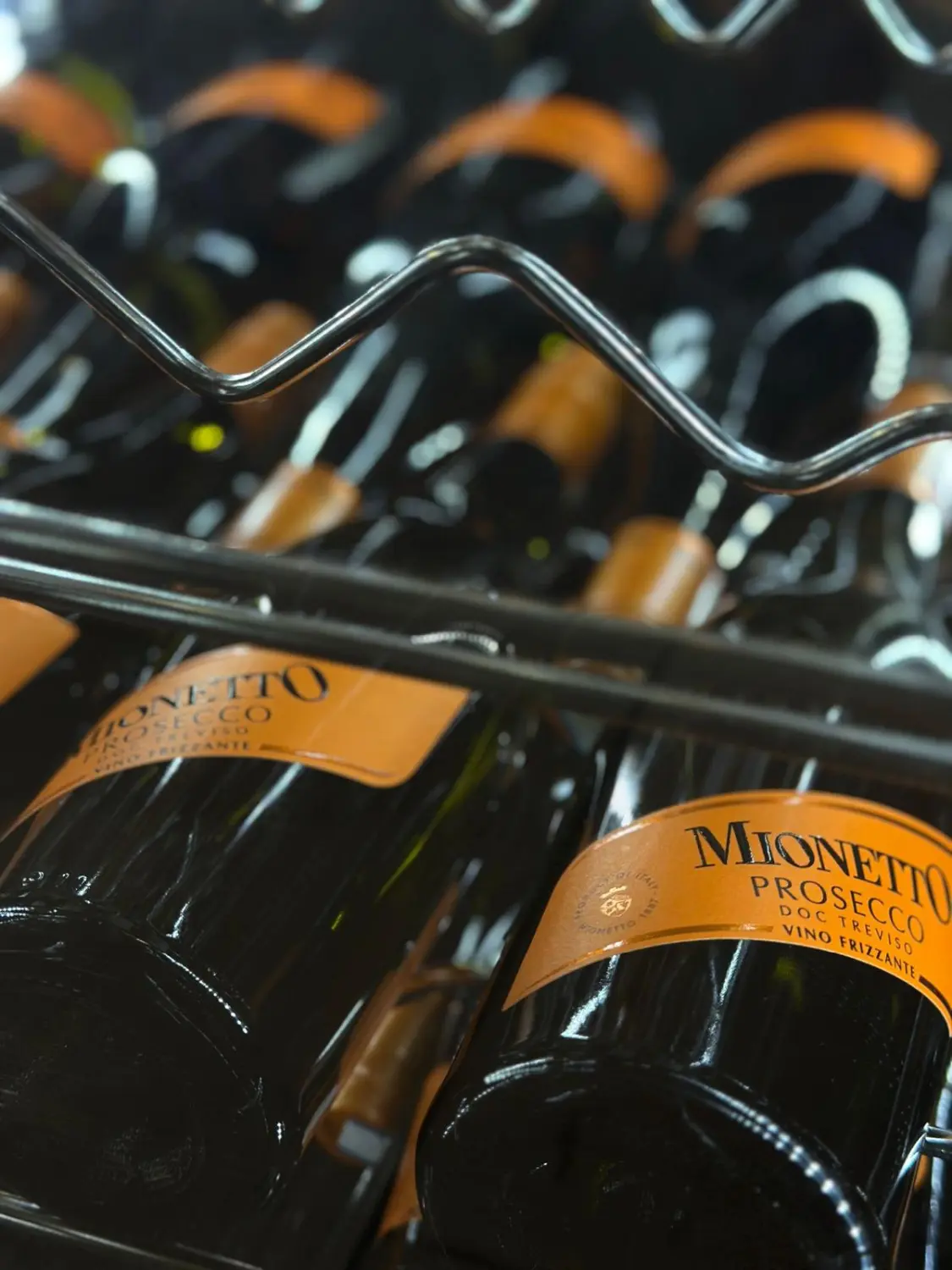 Art Cafe Orangerie - Café - Weinflaschen