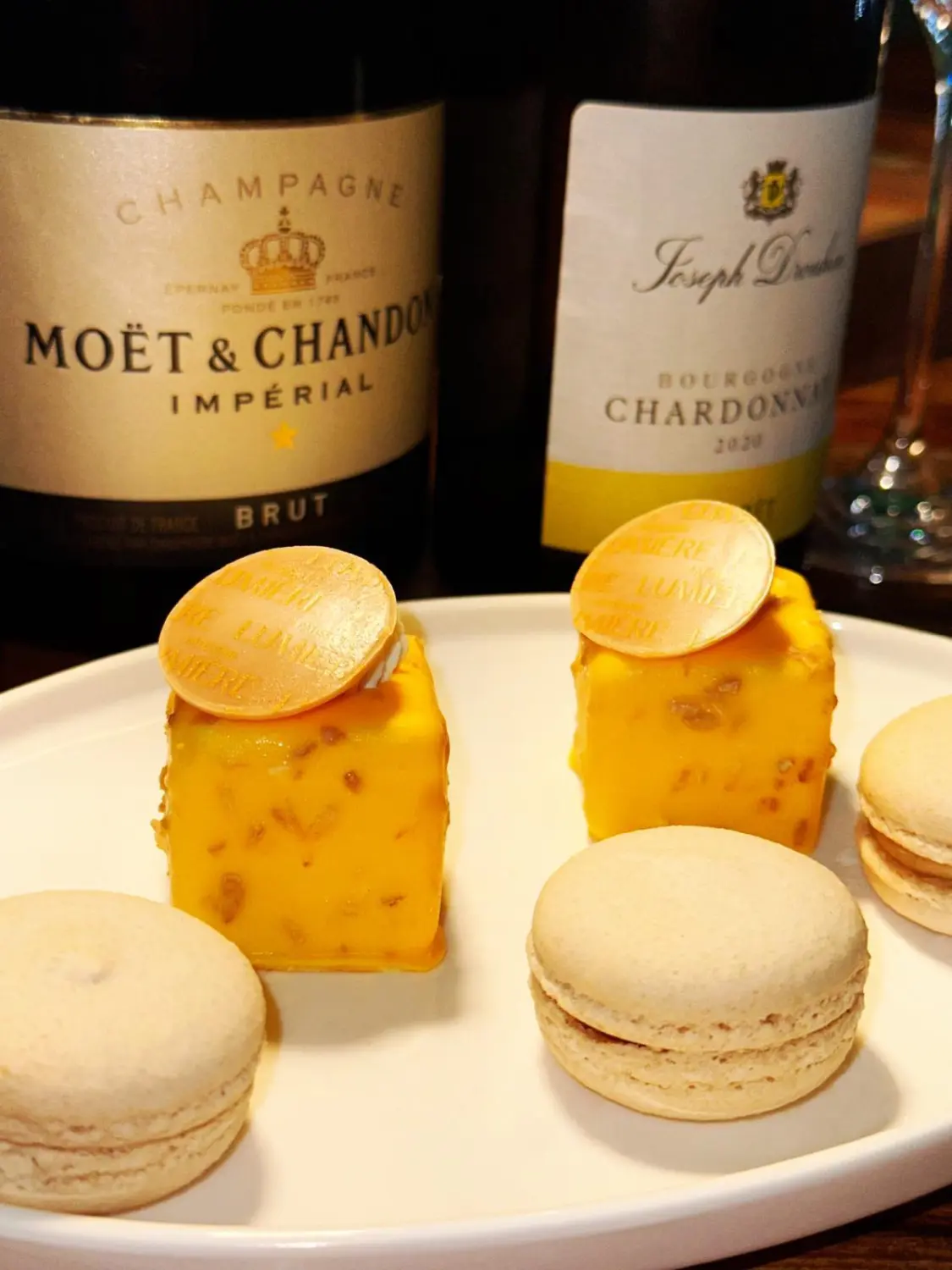 Art Café Orangerie – Café – mehrere Flaschen Veuve Clicquot Brut Yellow Label Champagner und eine Auswahl an Pralinen und ein Macaron